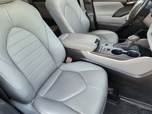 Used 2021 Toyota Highlander XLE image 10