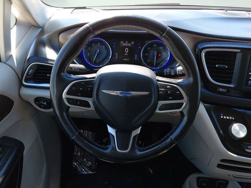 Used 2019 Chrysler Pacifica Touring-L FWD image 39