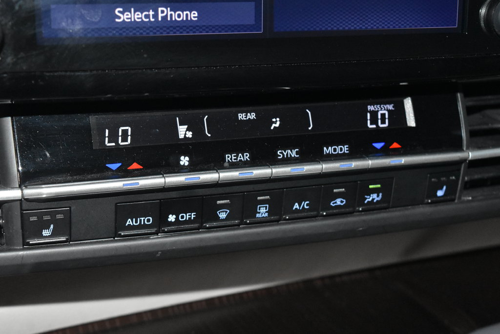 Used 2024 Toyota Sienna XLE FWD image 13