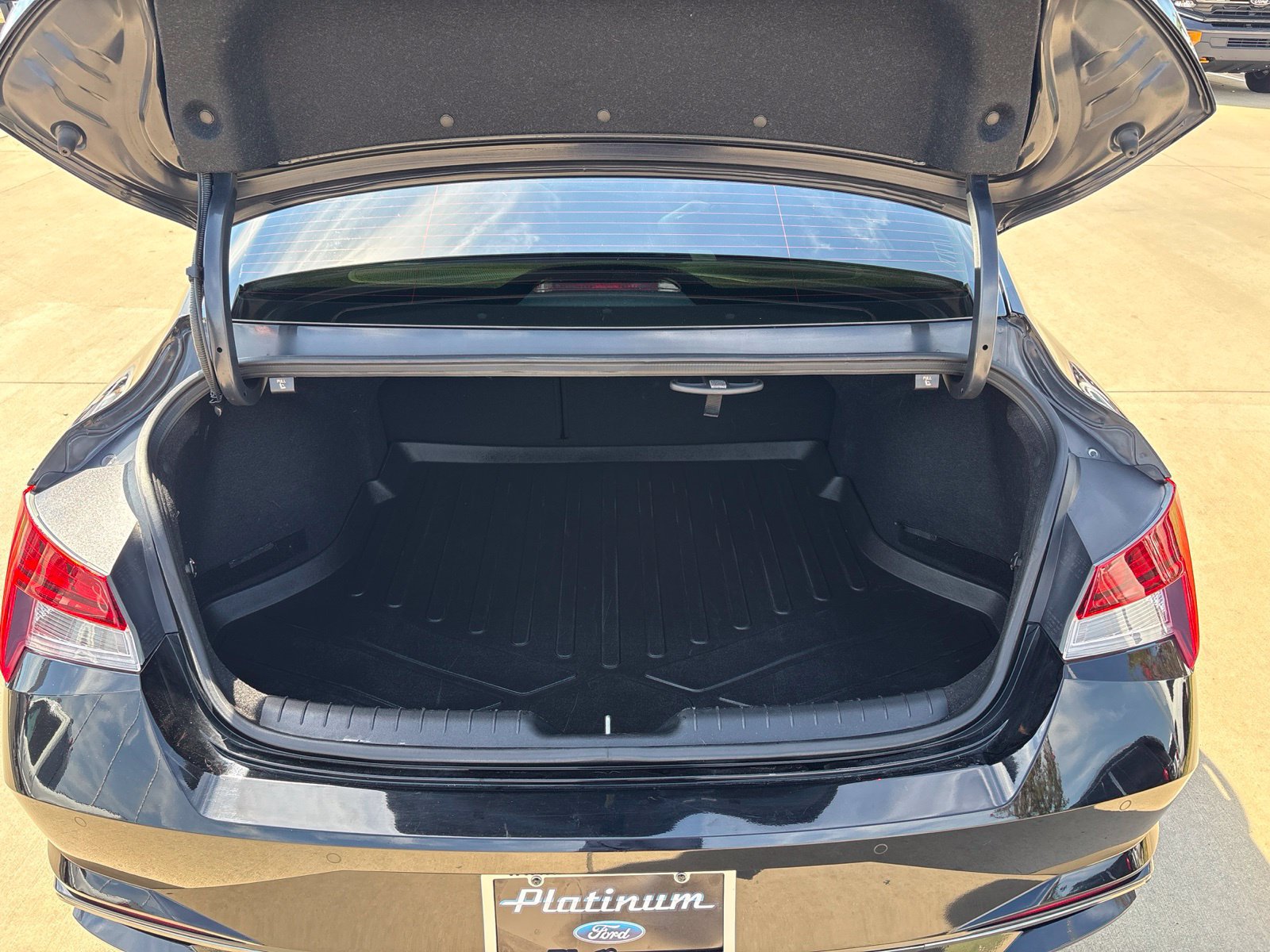 Used 2023 Hyundai Elantra Limited w/ Preferred Accessory Package FWD image 5