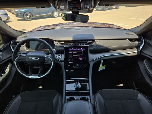 Used 2025 Jeep Grand Cherokee Altitude RWD image 13