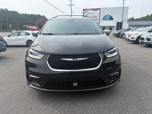 Used 2023 Chrysler Pacifica Limited FWD image 4