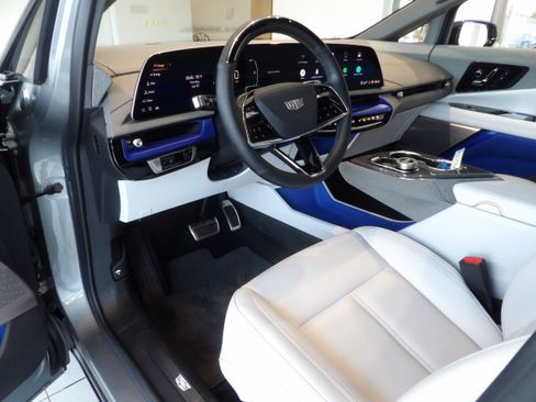 Used 2025 Cadillac Optiq Sport 1 AWD/4WD image 9