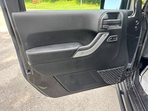 Used 2017 Jeep Wrangler Unlimited Rubicon AWD/4WD image 4