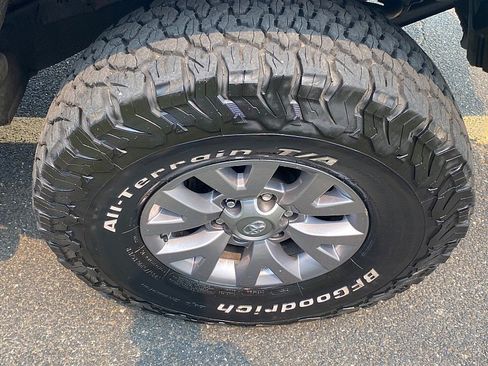 Used 2018 Toyota Tacoma SR5 AWD/4WD image 10