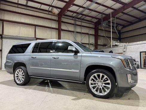Used 2019 Cadillac Escalade ESV Premium Luxury RWD image 3