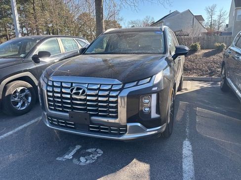 Used 2023 Hyundai Palisade Calligraphy image 2