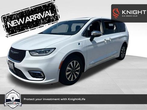 Used 2023 Chrysler Pacifica Limited w/ Uconnect Theater Family Group FWD image 1