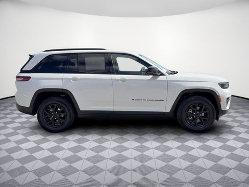 Used 2025 Jeep Grand Cherokee Altitude AWD/4WD image 8