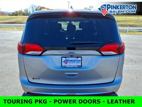 Used 2020 Chrysler Pacifica Touring-L image 5