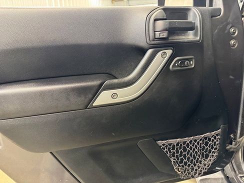 Used 2018 Jeep Wrangler Sahara AWD/4WD image 8