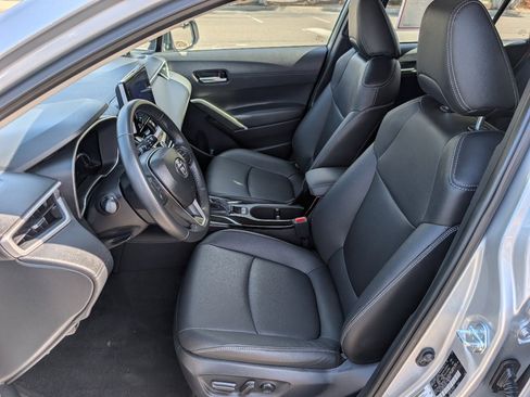 Used 2025 Toyota Corolla Cross XLE FWD image 2