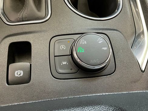 Used 2023 Chevrolet Traverse Premier AWD/4WD image 17