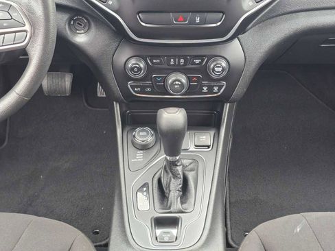Used 2021 Jeep Cherokee Latitude AWD/4WD image 13