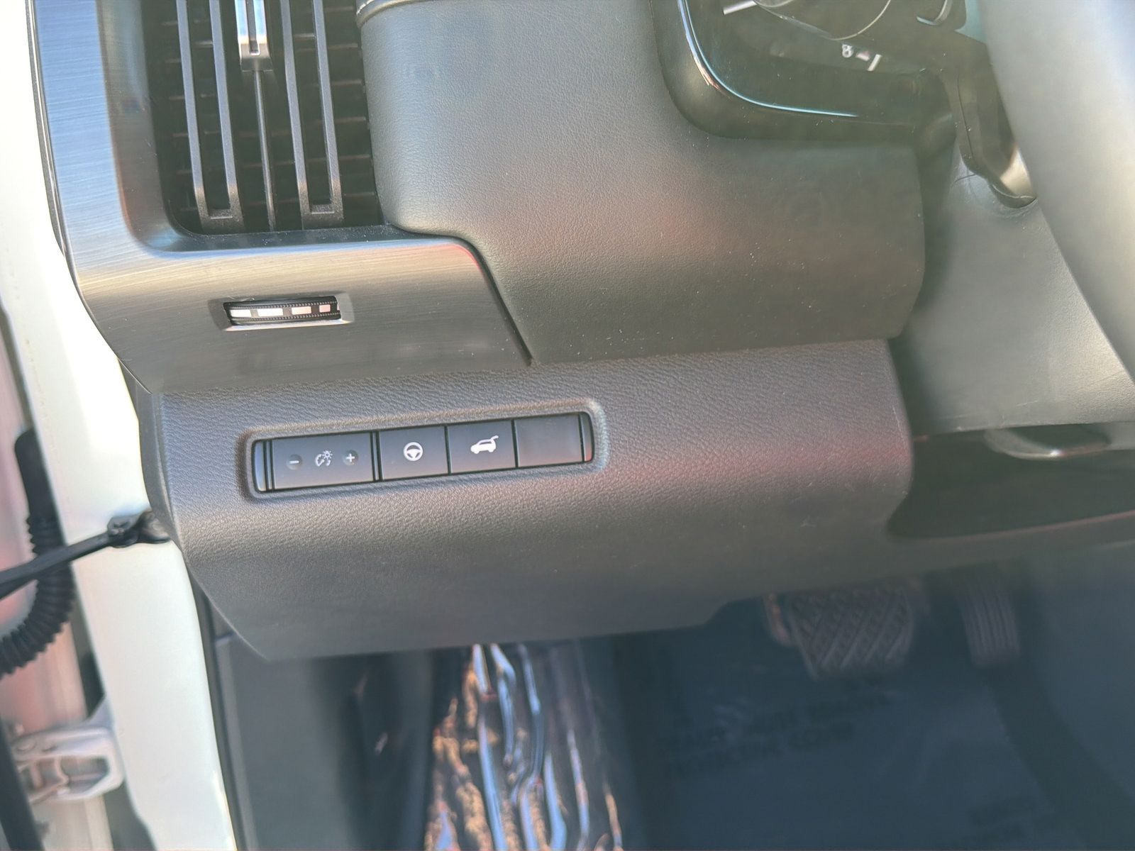 Used 2023 Nissan Pathfinder SL w/ Black Appearance Package FWD image 19