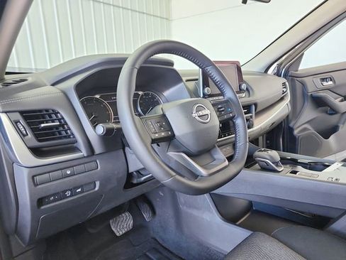Used 2025 Nissan Rogue SV FWD image 18