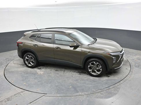 Used 2024 Chevrolet Trax LT w/ Sunroof Package FWD image 19