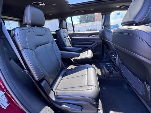 Used 2025 Jeep Grand Cherokee L Limited w/ Luxury Tech Group II AWD/4WD image 21