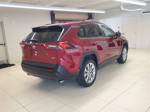 Used 2023 Toyota RAV4 XLE Premium image 8