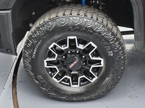 Used 2025 GMC Sierra 2500 AT4X image 38