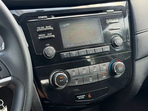 Used 2017 Nissan Rogue S AWD/4WD image 2