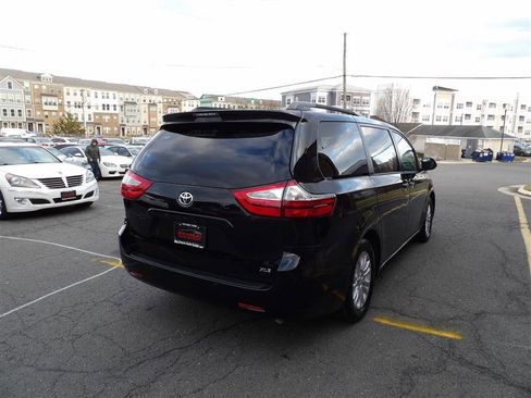 Used 2017 Toyota Sienna XLE image 6