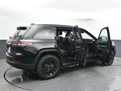 Used 2025 Jeep Grand Cherokee Altitude AWD/4WD image 54