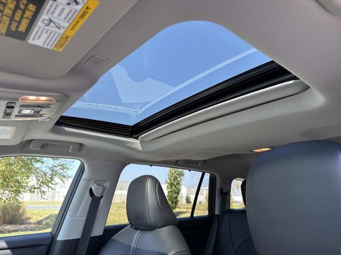 Used 2023 Toyota Highlander XLE image 4