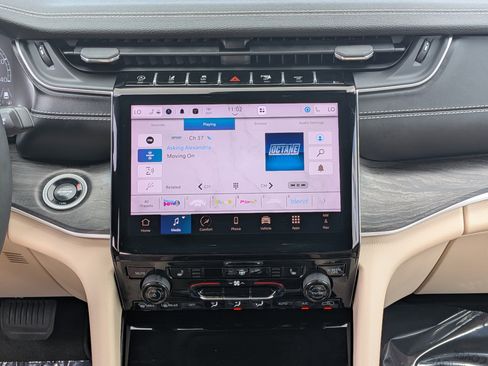 Used 2025 Jeep Grand Cherokee Limited image 21