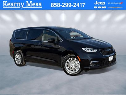 New 2025 Chrysler Pacifica Select w/ Uconnect Theater Family Group