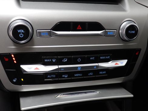 Used 2022 Ford Explorer XLT w/ Equipment Group 202A image 10