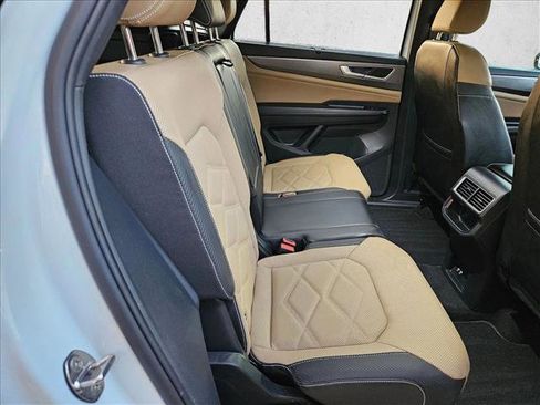 Used 2024 Volkswagen Atlas Cross Sport SE FWD image 16
