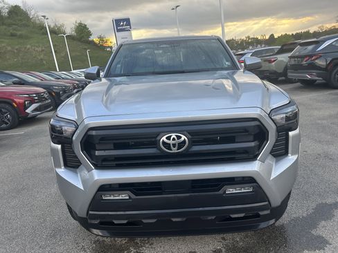 Used 2025 Toyota Tacoma SR5 AWD/4WD image 9
