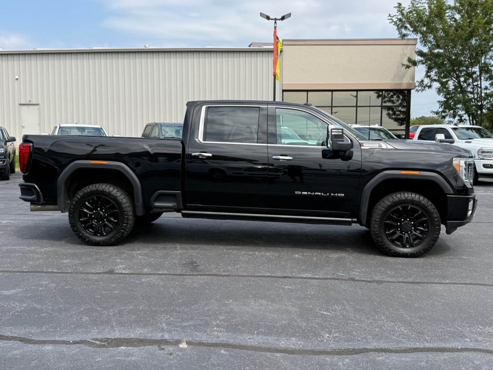 Used 2023 GMC Sierra 2500 Denali w/ Denali Black Diamond Edition AWD/4WD image 9