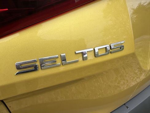 Used 2021 Kia Seltos SX w/ SX Sunroof Package AWD/4WD image 4