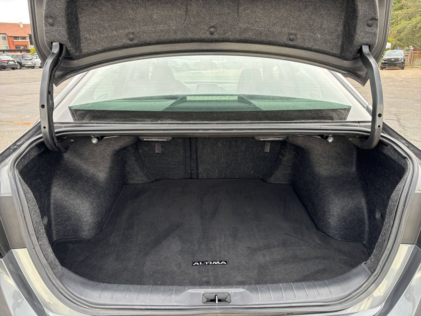 Used 2025 Nissan Altima 2.5 SV FWD image 31