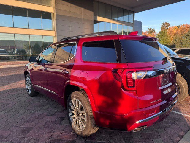 Used 2021 GMC Acadia Denali w/ Denali Ultimate Package AWD/4WD image 3