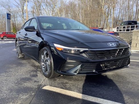 Used 2025 Hyundai Elantra SEL image 1