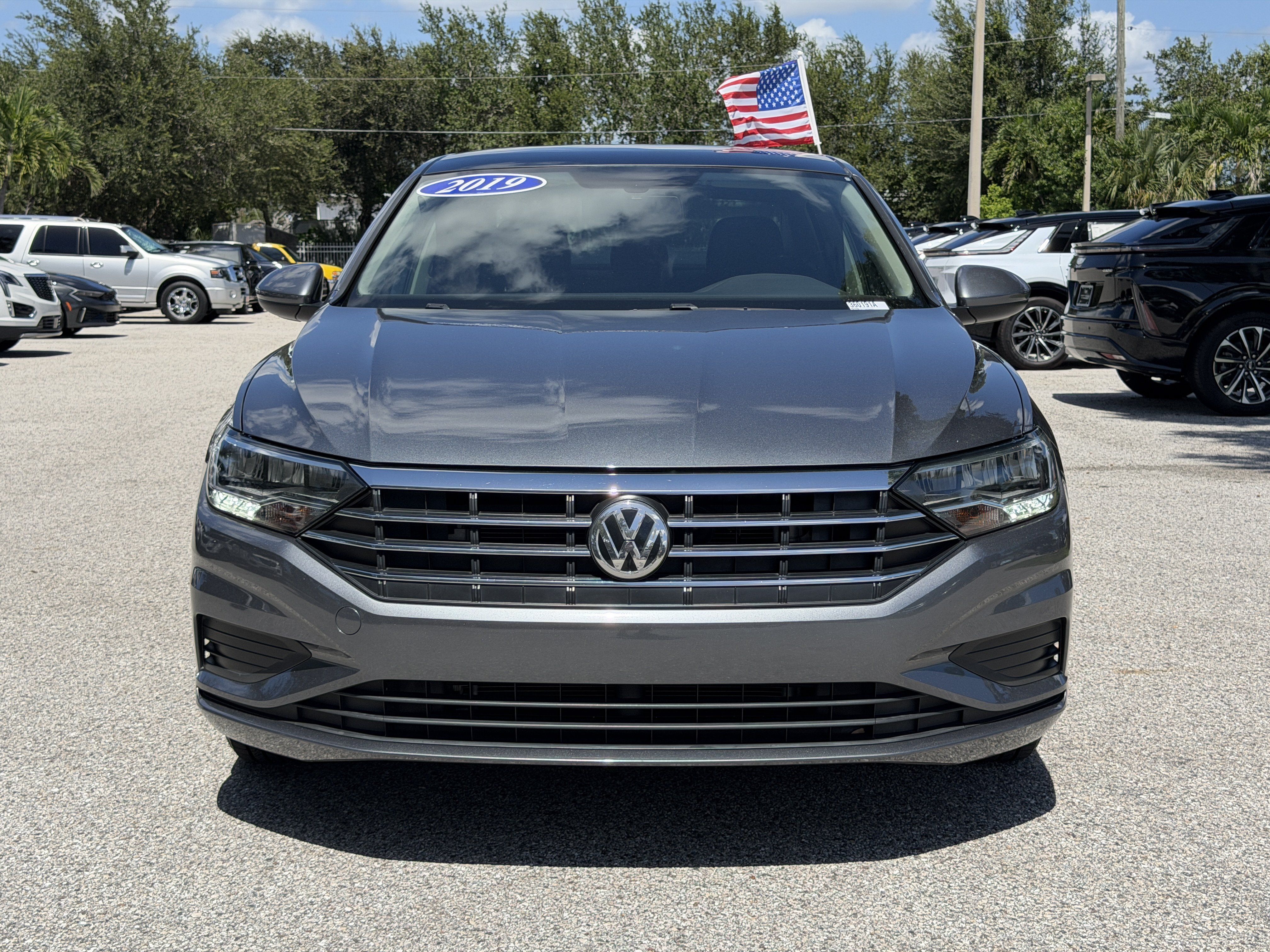 Used 2019 Volkswagen Jetta SE w/ Cold Weather Package FWD image 2