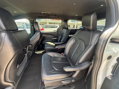 Used 2024 Chrysler Pacifica Limited FWD image 16