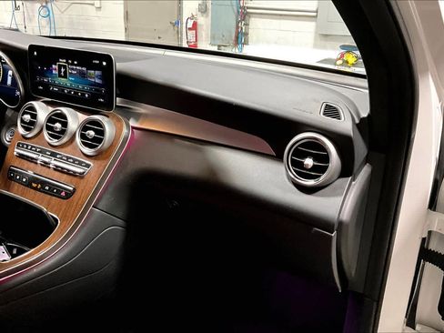 Used 2021 Mercedes-Benz GLC 300 4MATIC image 19