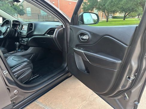 Used 2019 Jeep Cherokee Latitude Plus FWD image 25