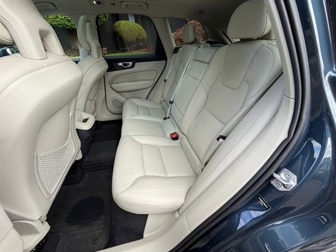 Used 2018 Volvo XC60 T5 Momentum w/ Convenience Package image 15