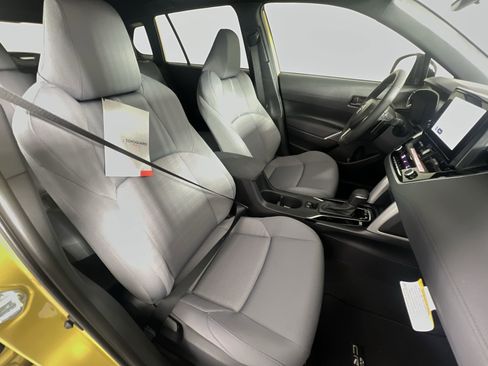 Used 2024 Toyota Corolla Cross SE image 32