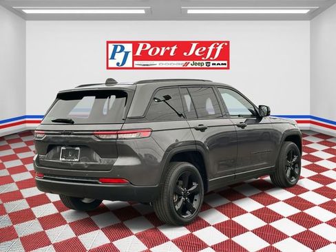 Used 2023 Jeep Grand Cherokee Altitude image 4