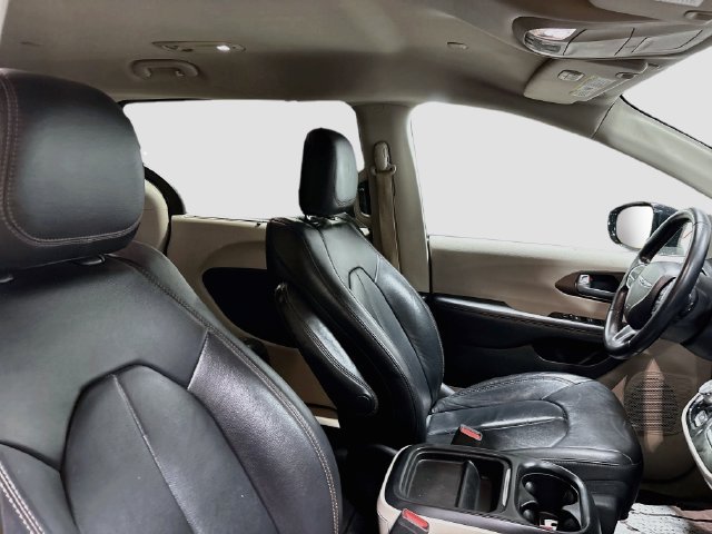 Used 2017 Chrysler Pacifica Touring-L FWD image 24