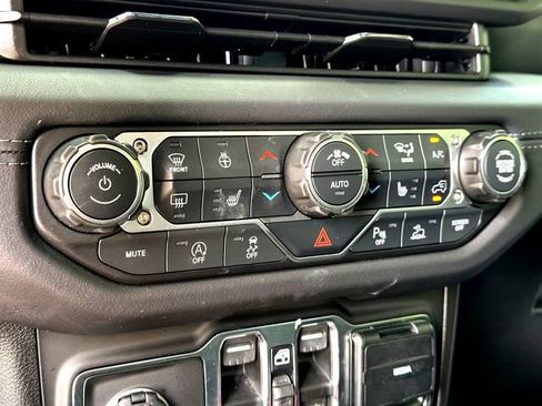 Used 2026 Jeep Wrangler Unlimited Sahara AWD/4WD image 21