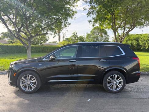 Used 2025 Cadillac XT6 Premium Luxury FWD image 3
