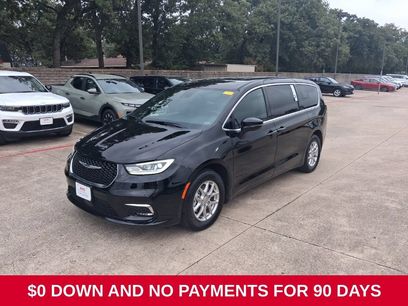 Used 2025 Chrysler Pacifica Select
