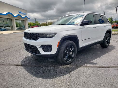 Used 2024 Jeep Grand Cherokee Altitude AWD/4WD image 2
